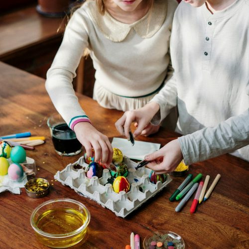 adolescentes haciendo manualidades